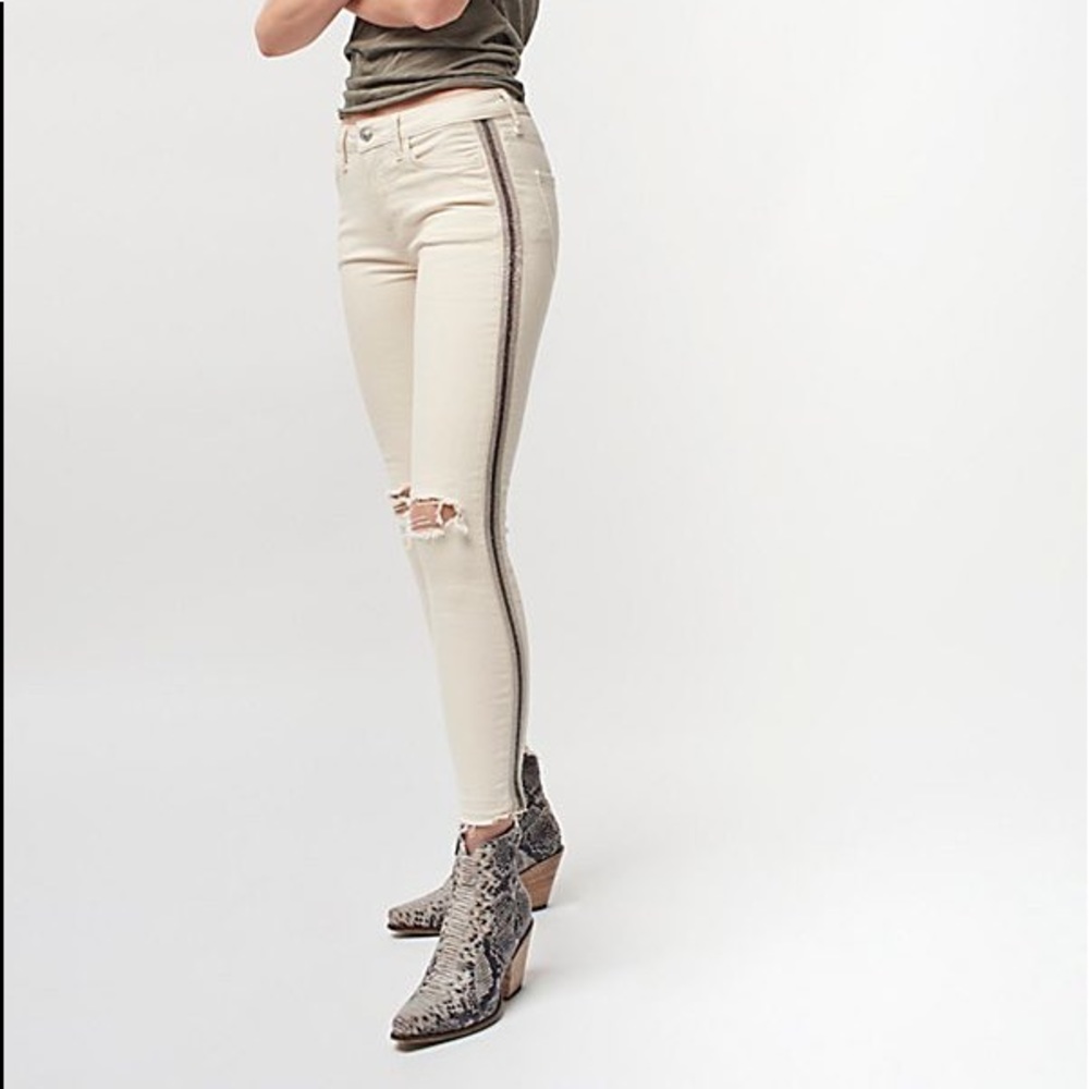 Free people NWT distressed jeans!